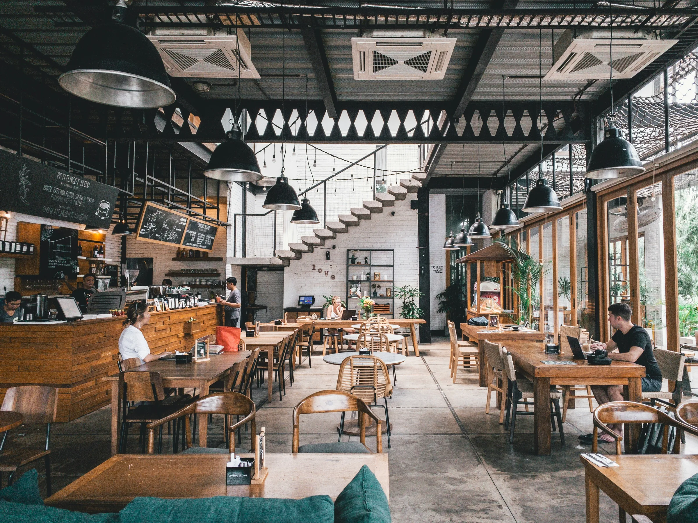Salle de restaurant industriel, suspensions et volumes de bois