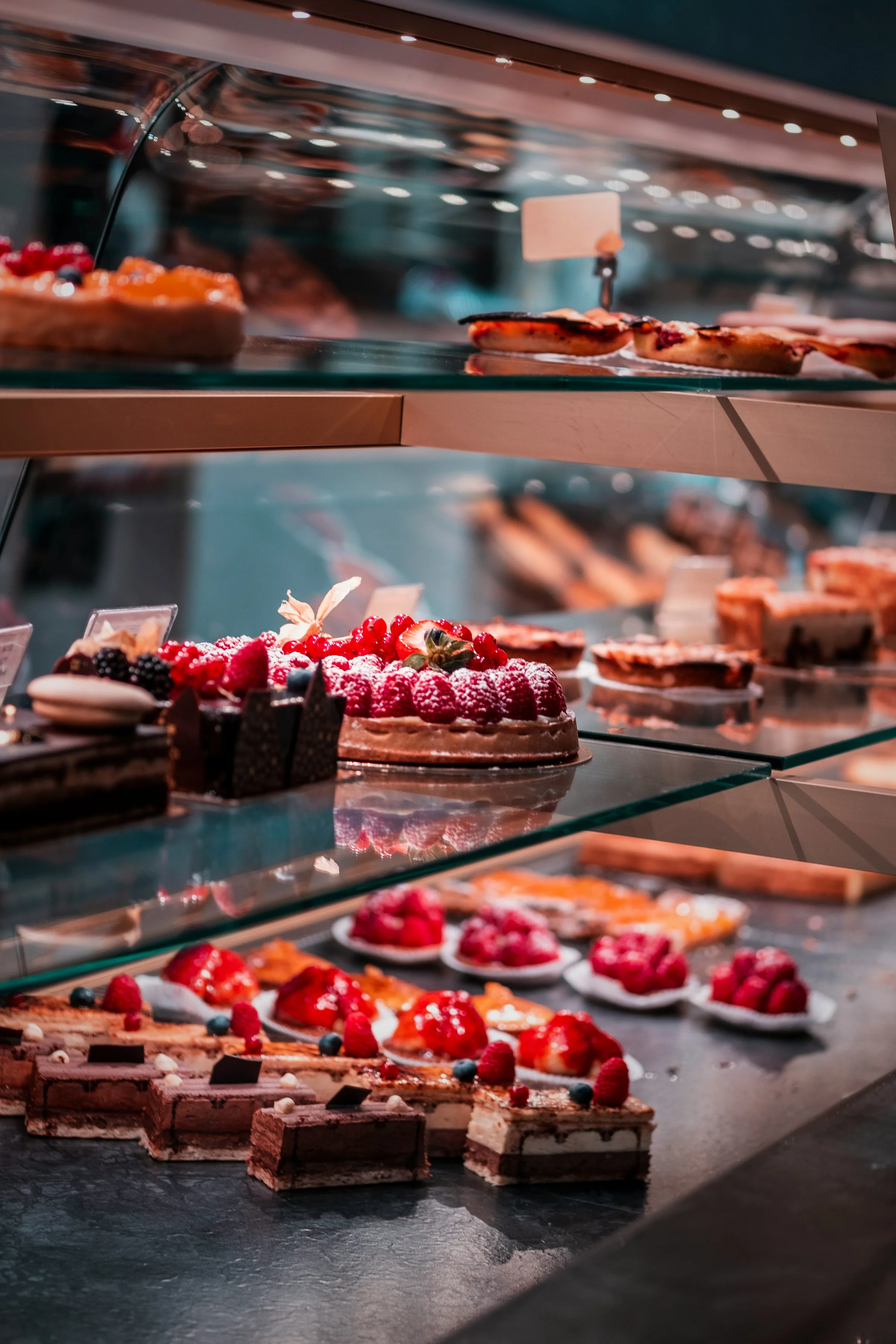 Vitrine de pâtisserie fine, tartelettes rangées derrière la vitre