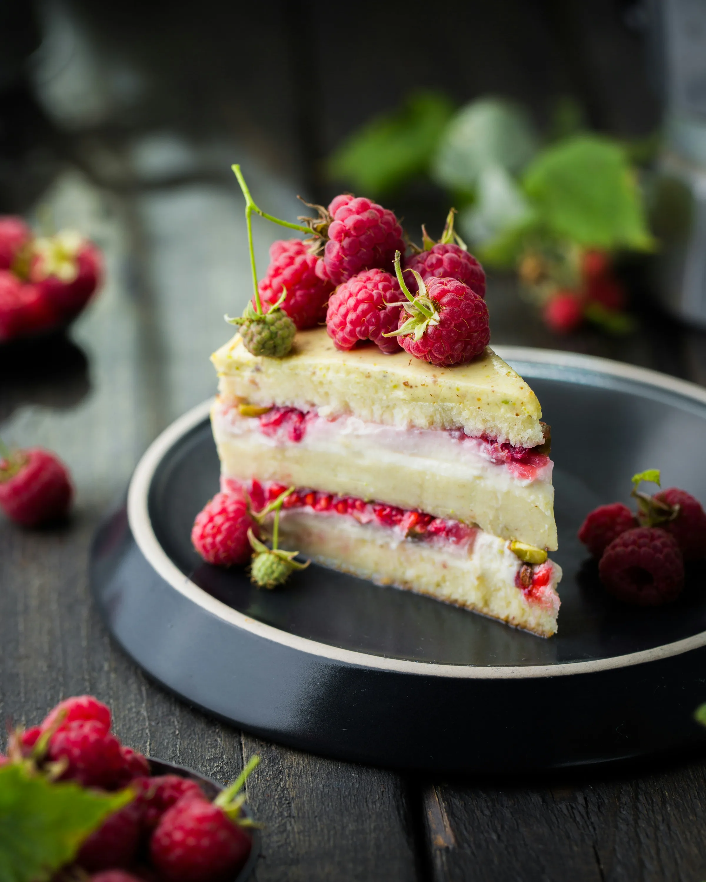 Détail de dressage en cuisine, mains gantées et petites bouchées