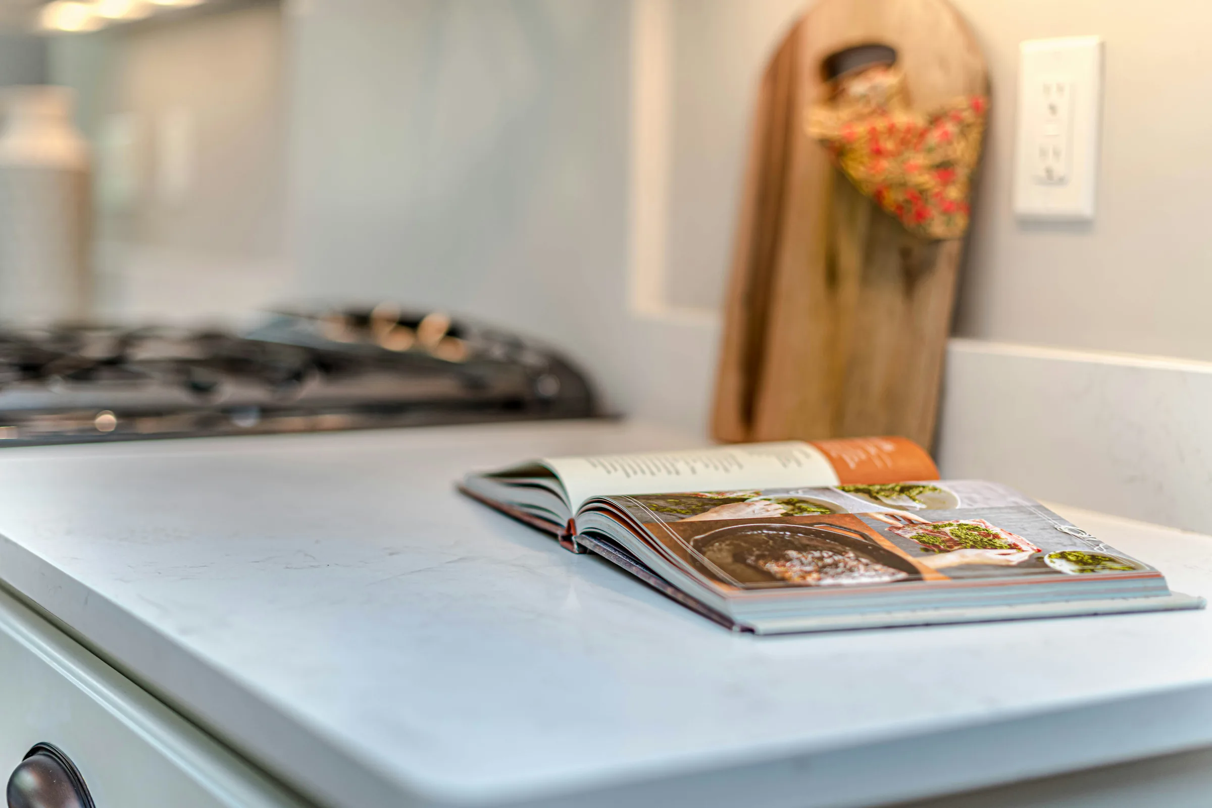 Livre de cuisine ouvert sur un plan de travail, lumière douce