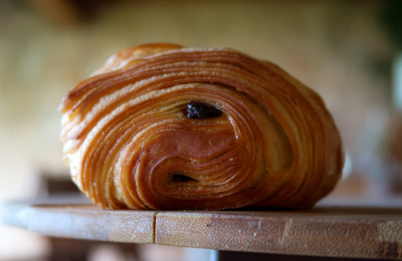 Pains au chocolat sur une table