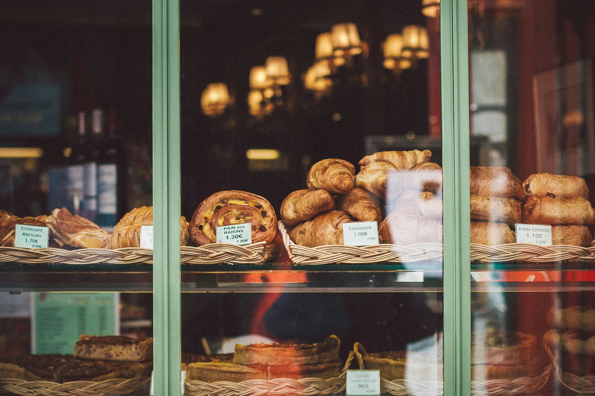 Vitrine de la boulangerie vue de la rue